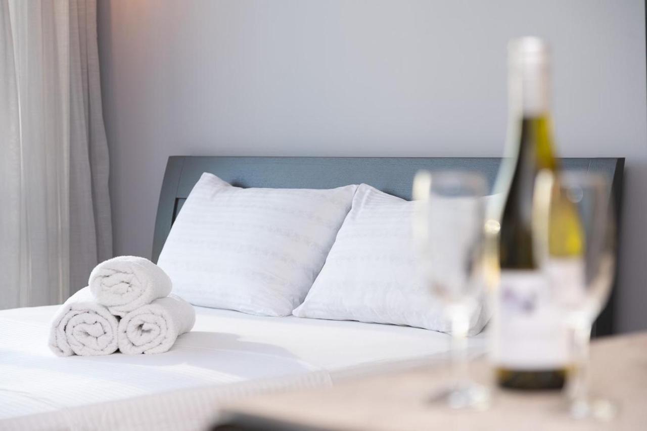 Stylish Panoramic Apartments. Smartplaza. Metro Minskaya Киев Экстерьер фото