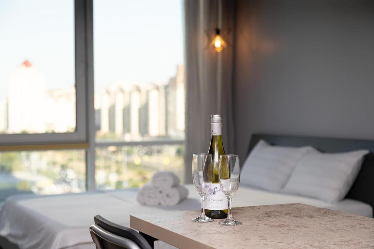 Stylish Panoramic Apartments. Smartplaza. Metro Minskaya Киев Экстерьер фото