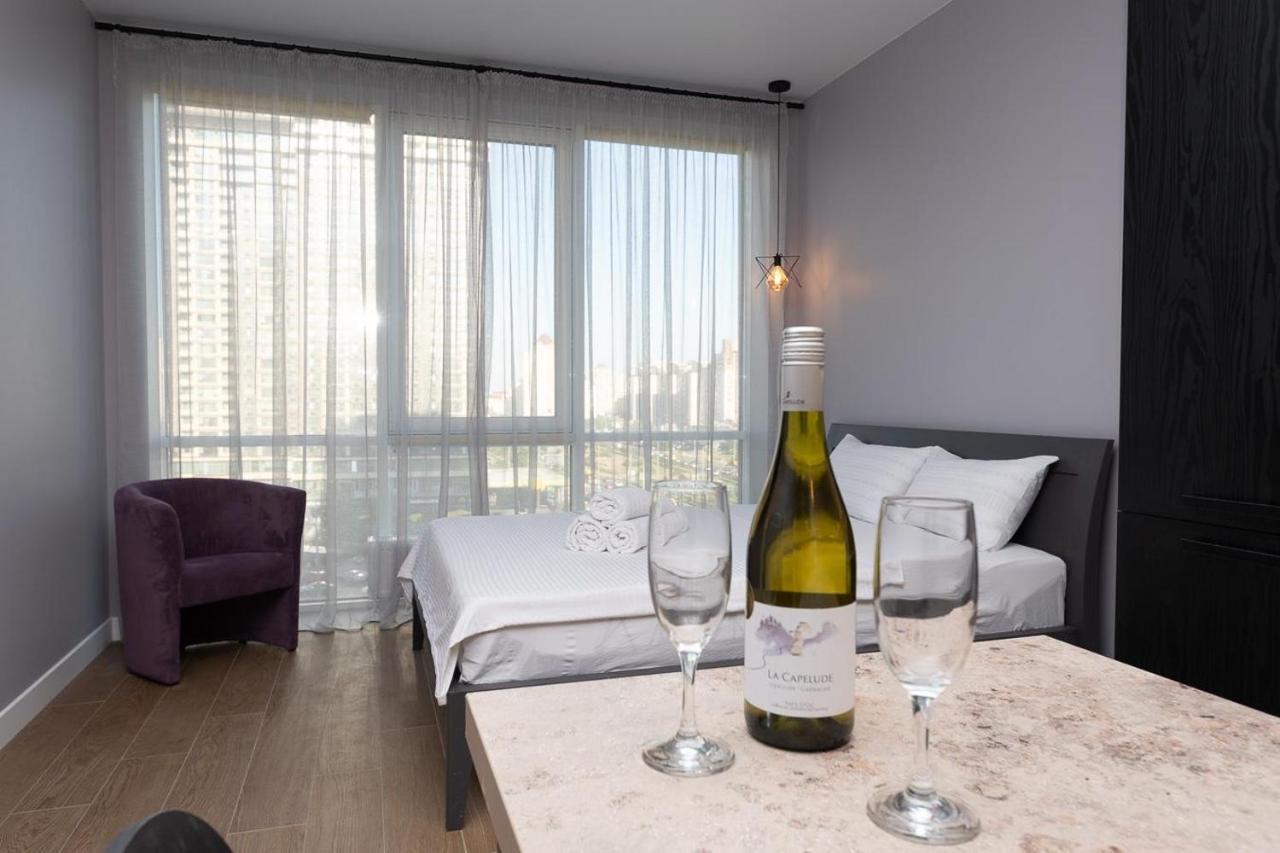 Stylish Panoramic Apartments. Smartplaza. Metro Minskaya Киев Экстерьер фото